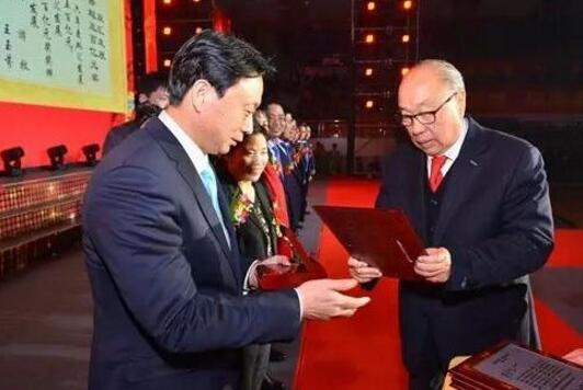 万隆