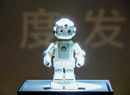 腾讯叮当携手优必选发布智能便携机器人“悟空”