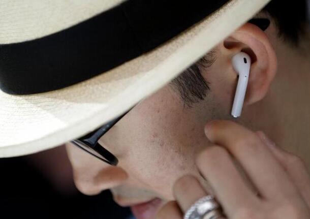 苹果无线耳机AirPods