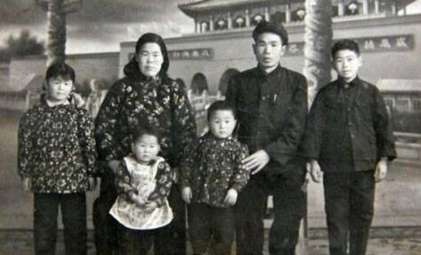黄怒波家人合照